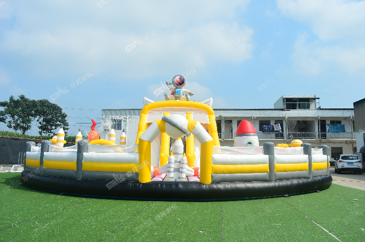 YKF032 Cosmonaut Inflatable Fun City